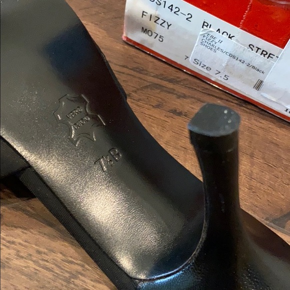 Charles David low black heel - Picture 11 of 13